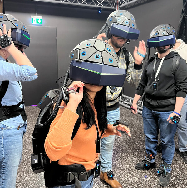 Photo: 4 employees with VR glasses look into the camera