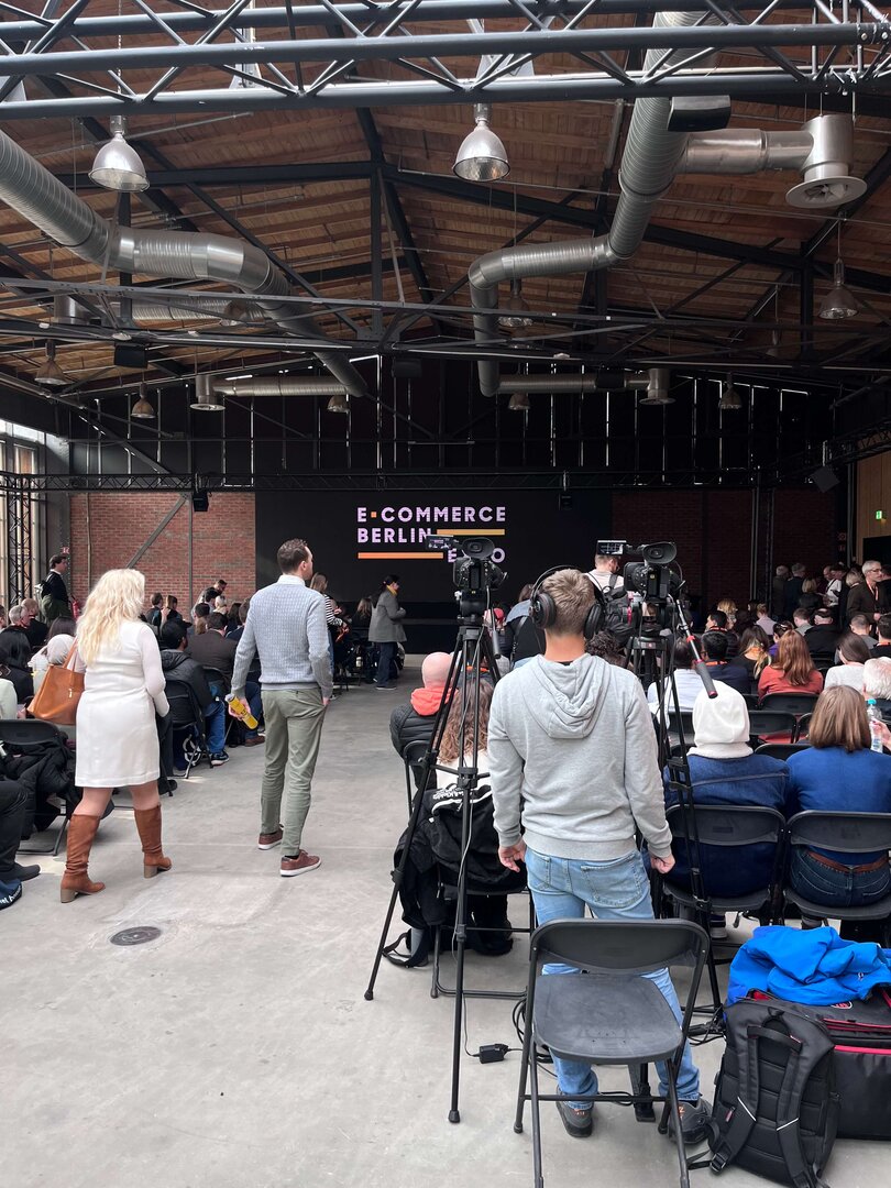 Photo: Stage with audience and TV crew at the E-Commerce Berlin Expo