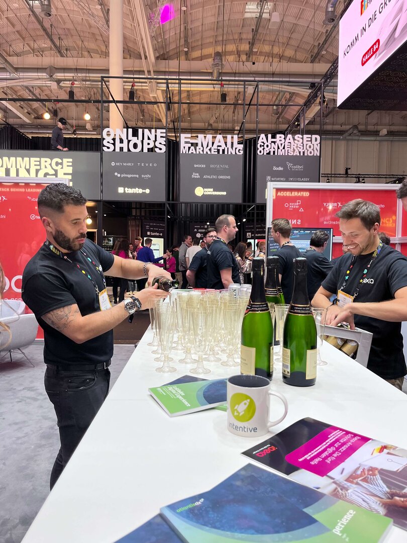 Photo: Ibexa employee pouring champagne into glasses at OMR 2023